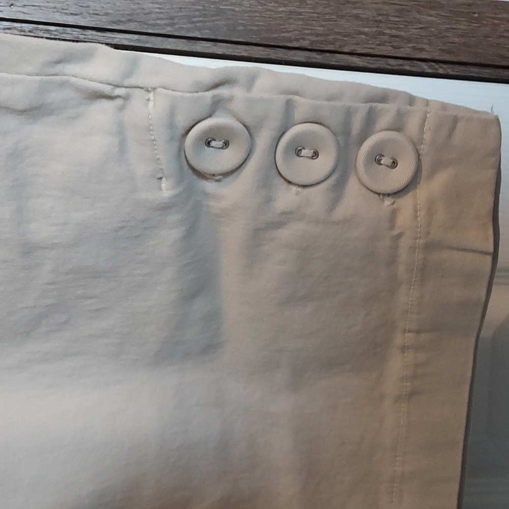 Beige Button-Detail Capris - Picture 2 of 3